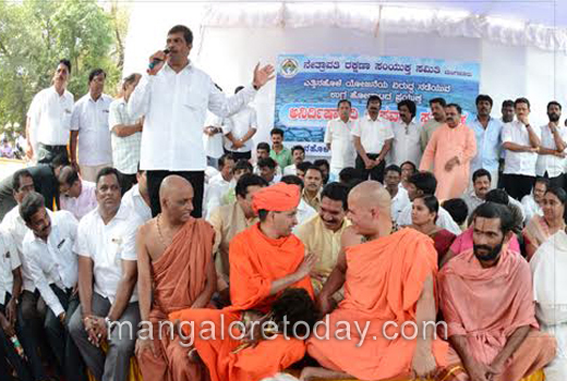 yettionhole protest 1